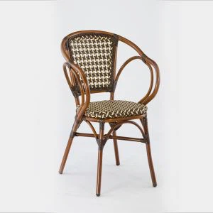 Ulkotuolit ja -pöytä bistroon