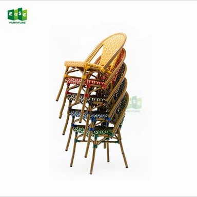 Ranskalainen pöytä ja tuolit ruokailutila